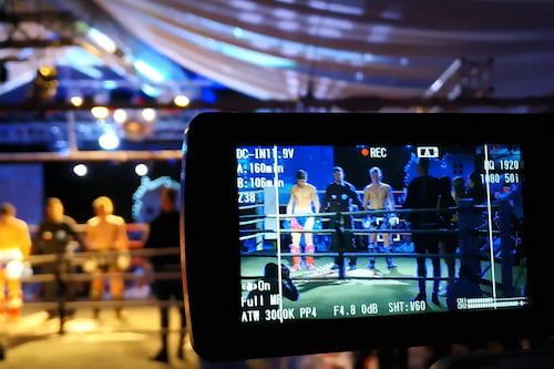 záběr na boxérský ring skrze obrazovku kamery